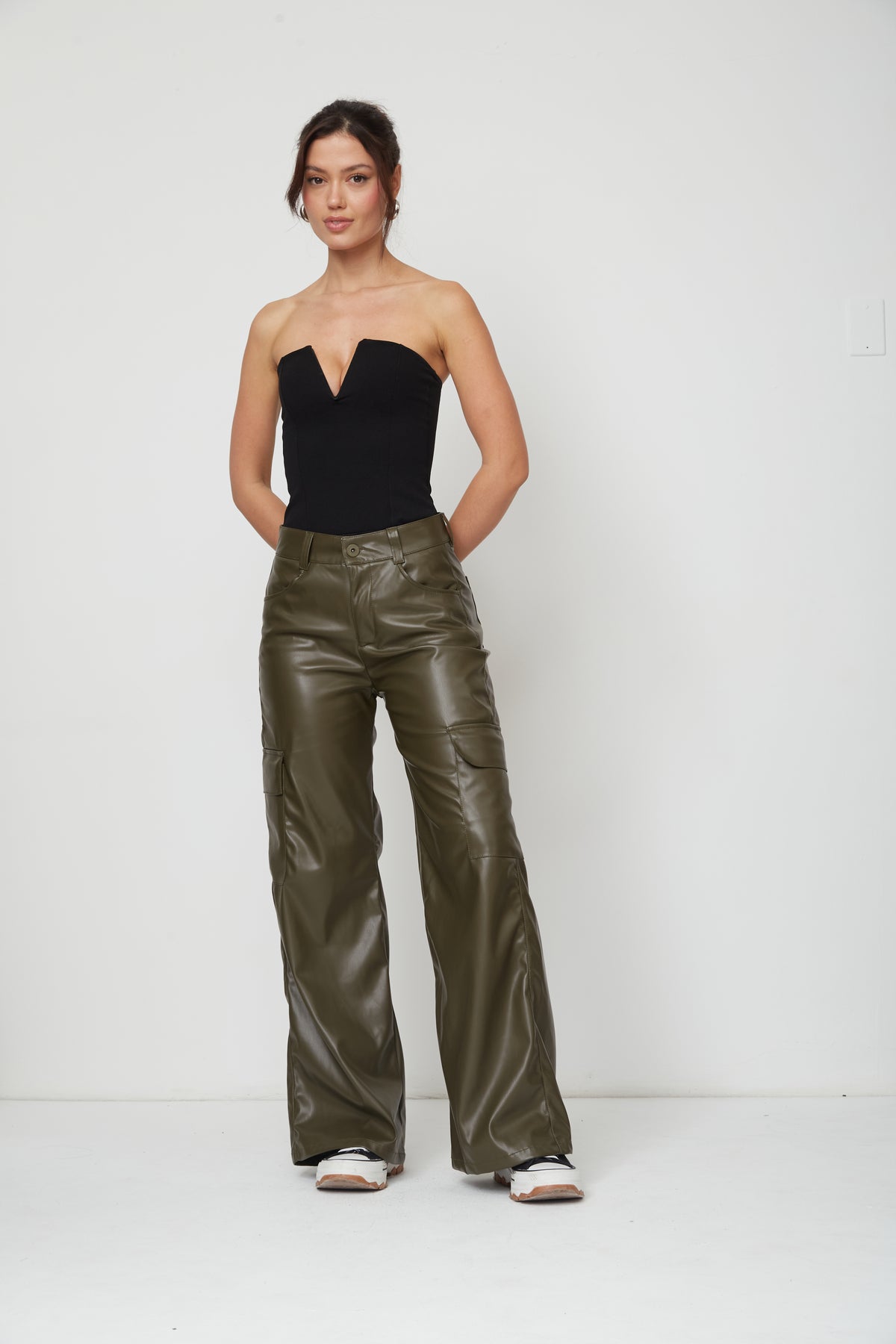 JEAN WIDE LEG CARGO TANA CUERINA PU