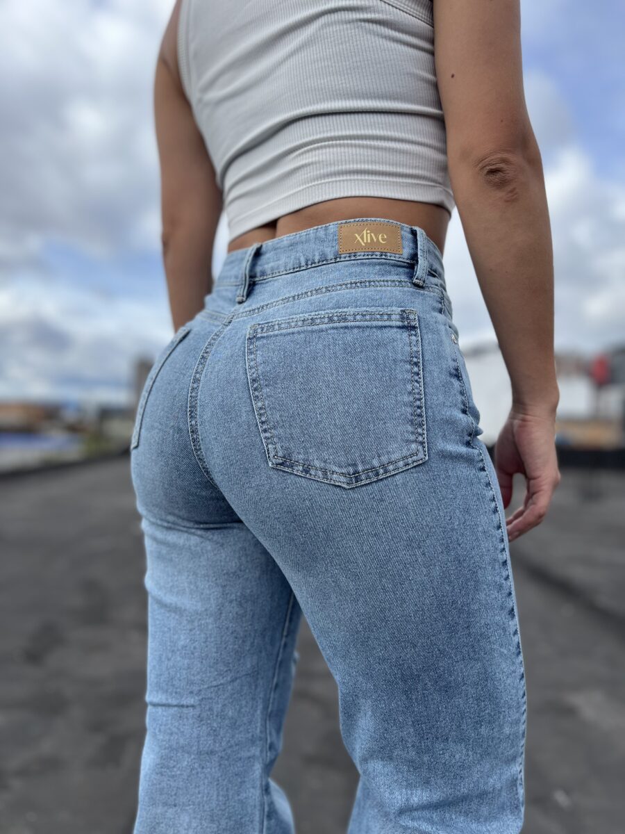 pantalon mom flare licrado ZURI - Imagen 2
